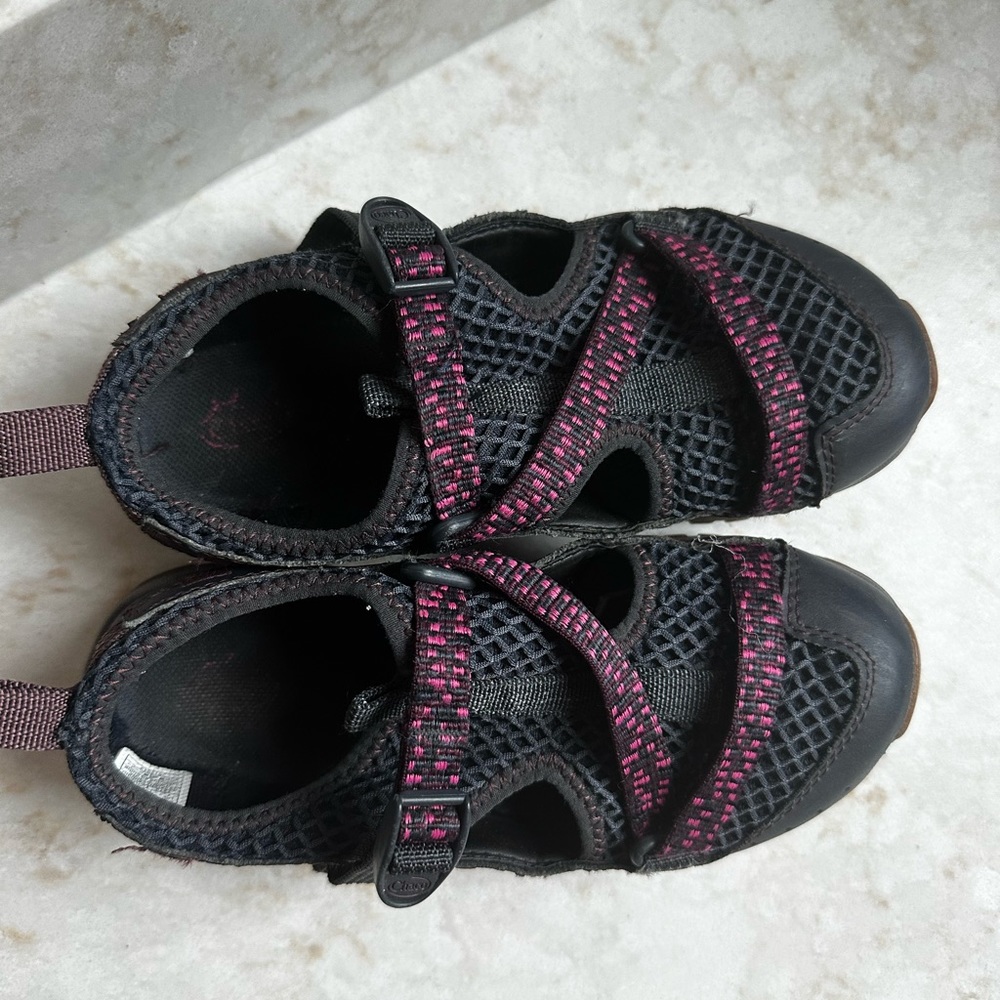 Kids Chaco odyssey shoe. Size US1